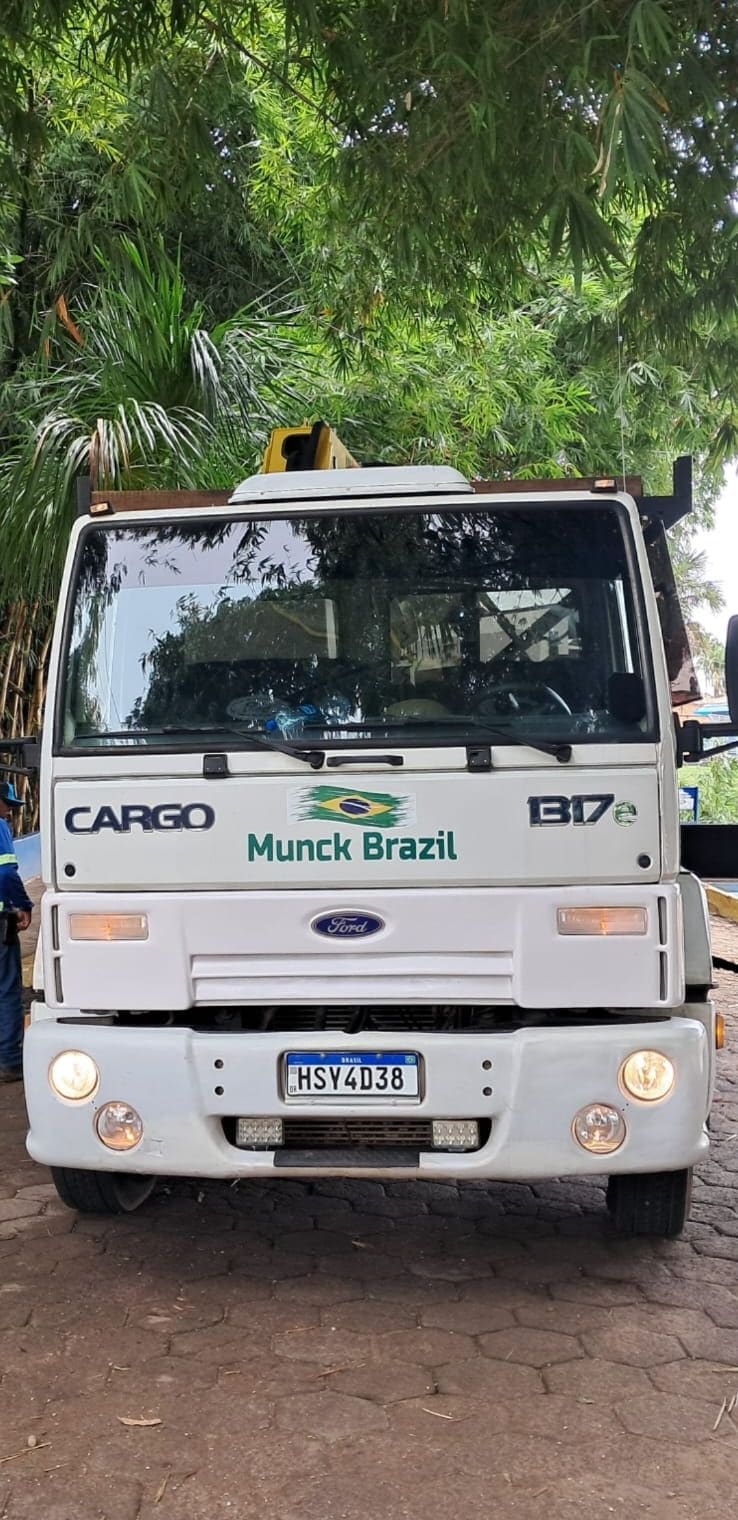 Frente do caminhão Ford Cargo com a marca Munck Brazil